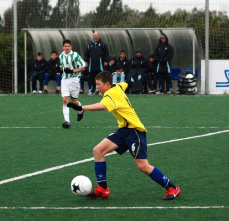 Llevando el balón en el partido contra el Betis